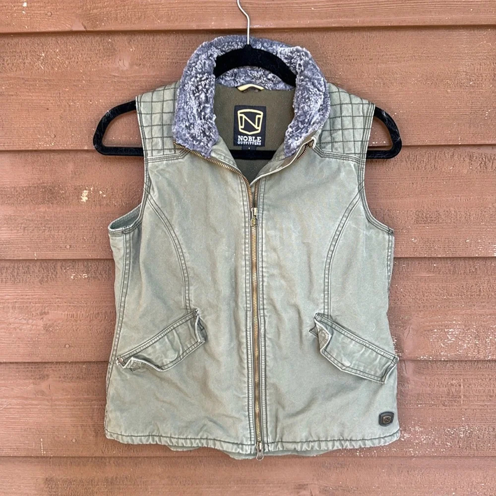 Noble Outfitters green quilted vest size small